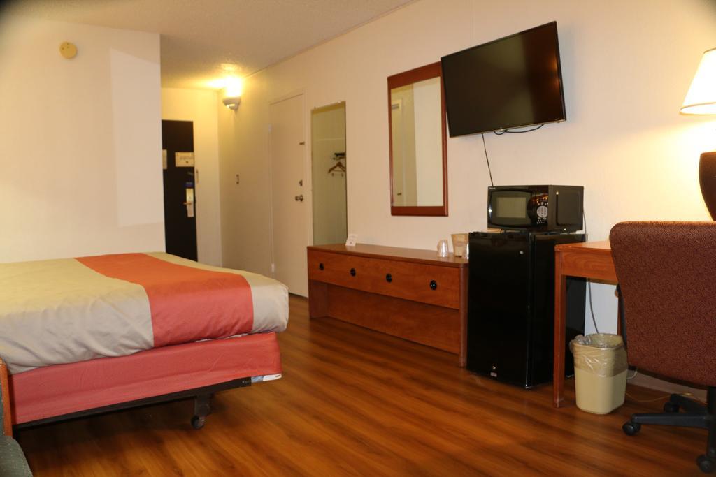 Sky Hotel At Tulsa Airport Bagian luar foto