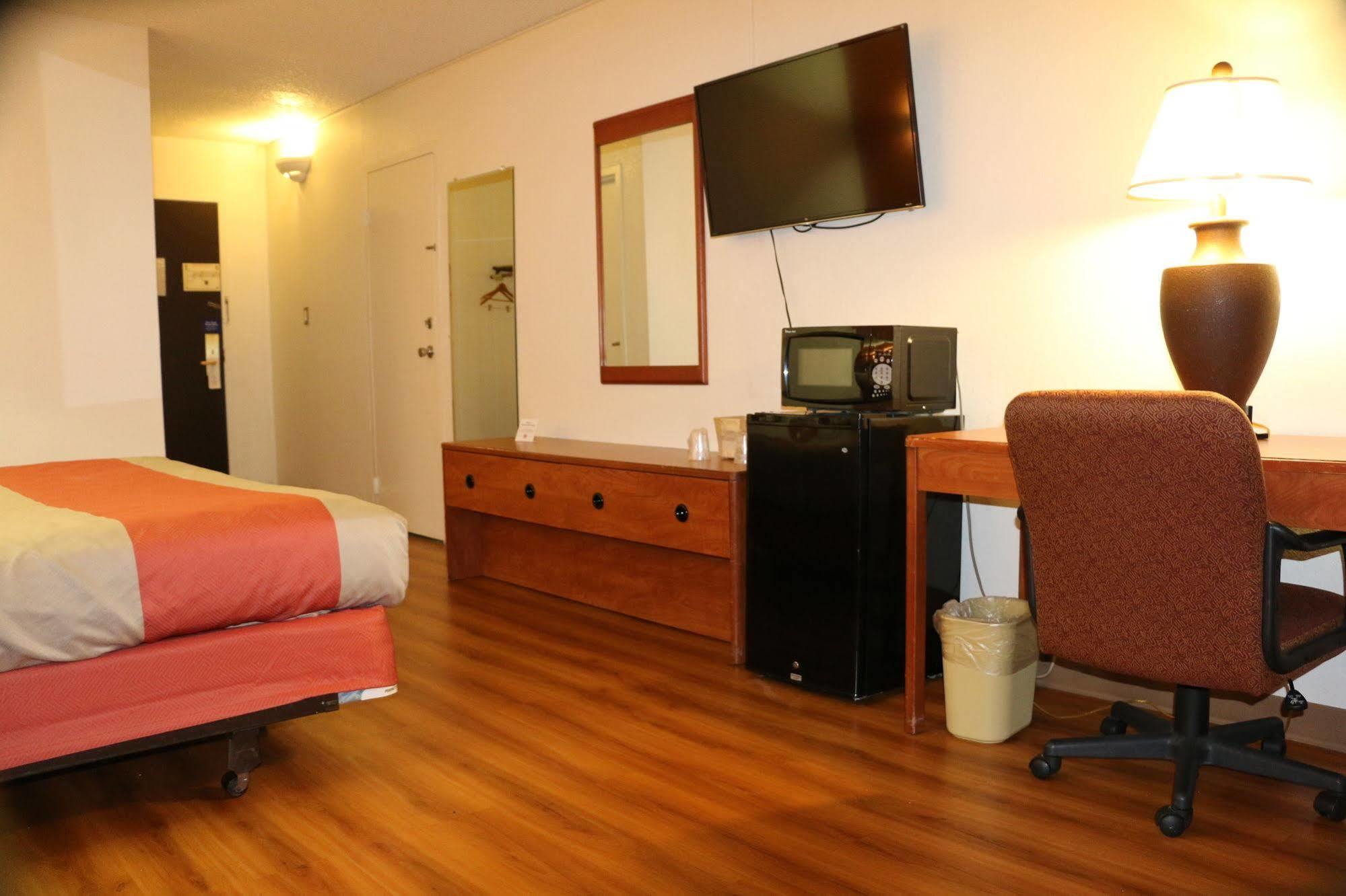 Sky Hotel At Tulsa Airport Bagian luar foto